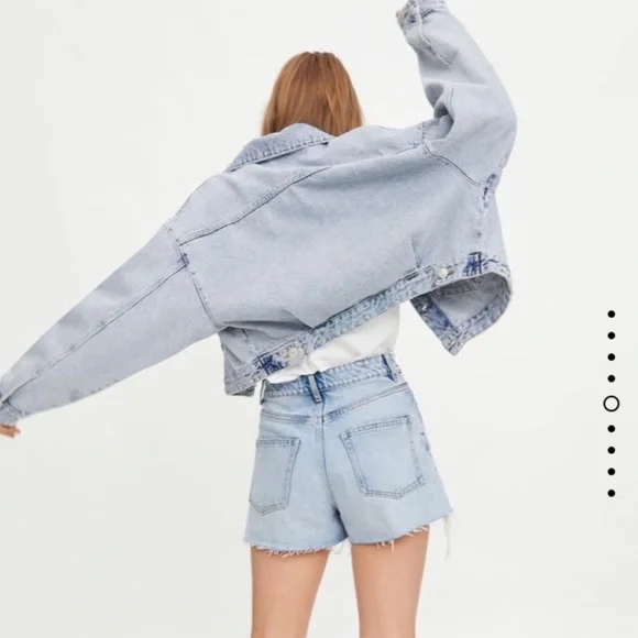 Zara Hi-Rise Frayed Light Wash Denim Shorts - Picture 3 of 10